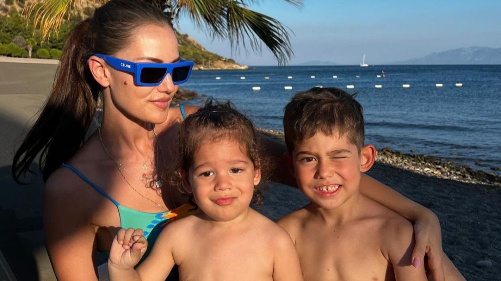 Fahriye Evcen'den oğlu Karan ve Kerem'le tatil pozları