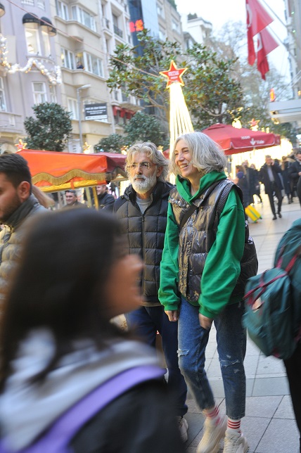 Serenay Sarıkaya'nın annesi Ümran Seyhan ile Cansu Tosun'un babası Kenan Tosun'un aşkı devam ediyor! Bakın çift bu defa ne yaptı?