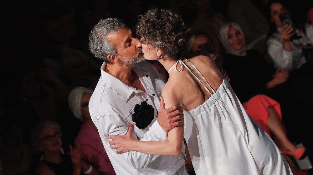Antalya Fashion Week'te aşk rüzgarı! Yunus Günçe eşiyle podyumda öpüştü, salonda alkışlar yükseldi