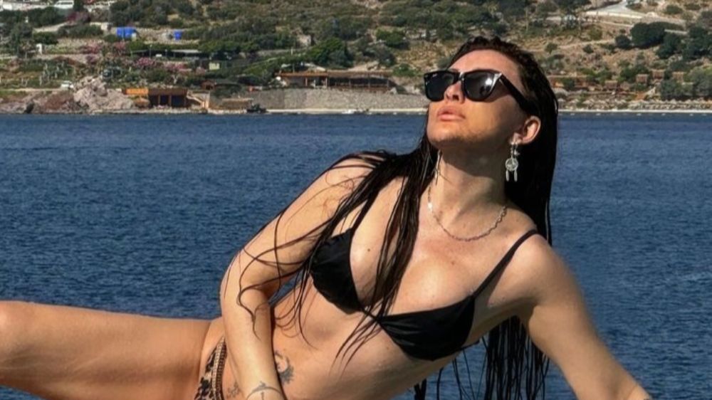 Ünlü şarkıcı Selen Görgüzel'den bikinili pozlar