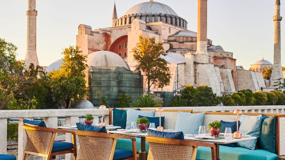 Yaz rüzgarı Four Seasons Hotel Sultanahmet Süreyya Teras Lounge’de