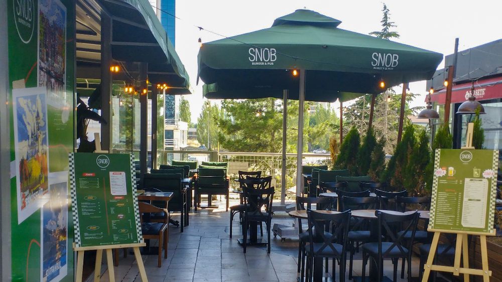 Gurme dokunuşuyla sokak lezzetlerini bir şölene dönüştüren Snob Burger&Pub konseptiyle şimdi Eskişehir’de
