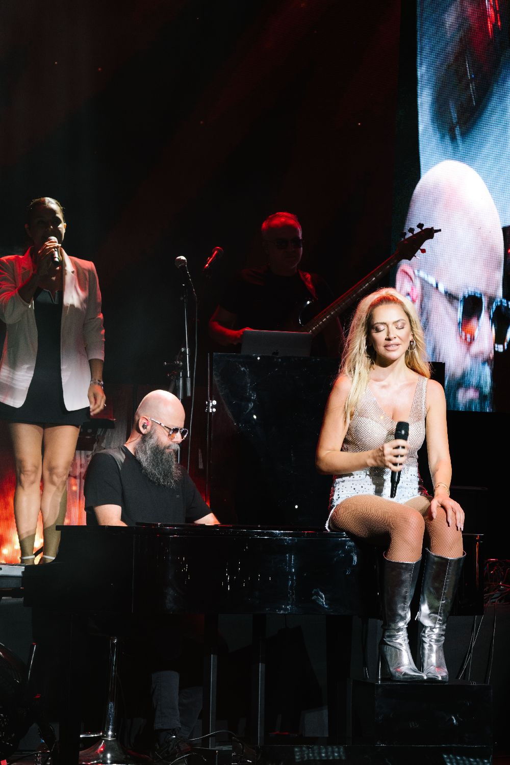  Hadise'den Bodrum çıkarması