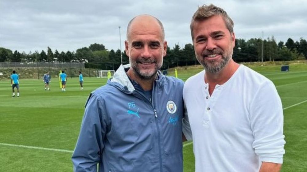 Engin Altan Düzyatan oğlu Emir ile Manchester City'in antrenmanını izledi