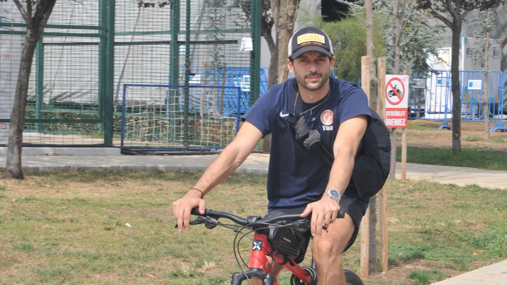 Furkan Kalabalık günde 50 kilometre pedal çevirerek form tutuyor