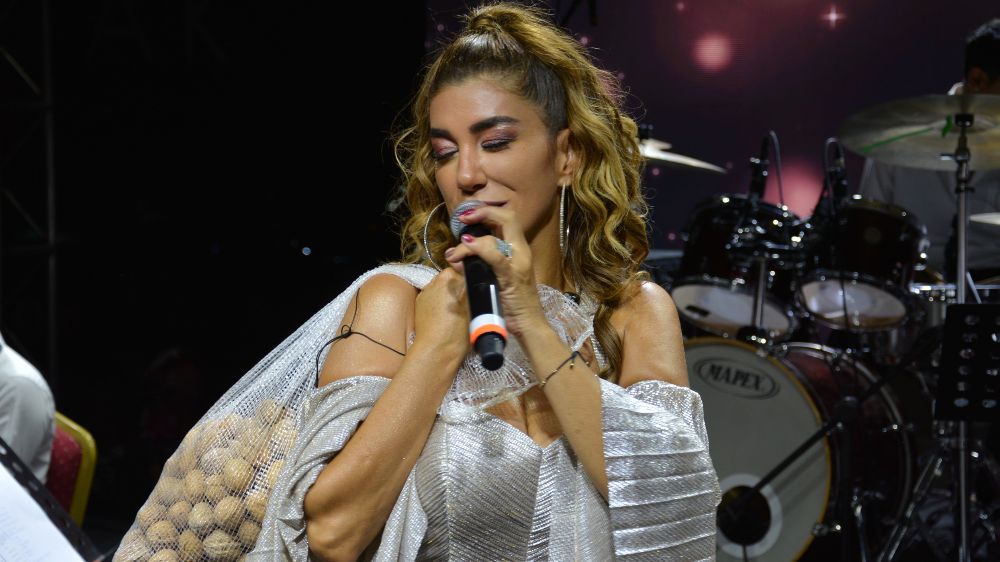 Nadide Sultan'a konserde ağırlığınca ceviz hediye edildi