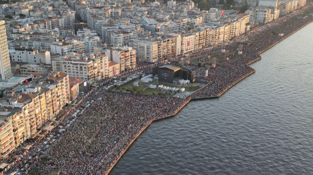 İzmir’de Cumhuriyet coşkusu! Konsere saatler kala meydanlar doldu taştı