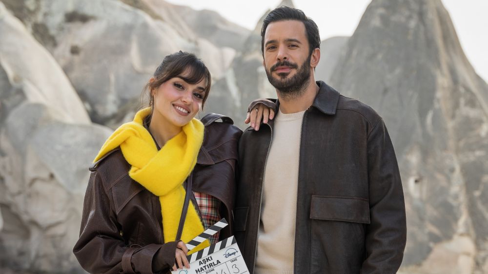 Hande Erçel ve Barış Arduç'un başrollerinde yer aldığı 'Aşkı Hatırla' filminden yeni fotoğraflar!